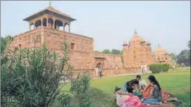  ?? SHEERAZ RIZVI/HT ?? ▪ Visitors at Khusro Bagh in Allahabad.