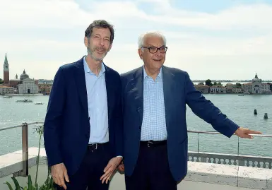  ?? (Pattaro/Vision). ?? «Sarà un viaggio» Ralph Rugoff con il presidente della Biennale Paolo Baratta A sinistra, l’Arsenale