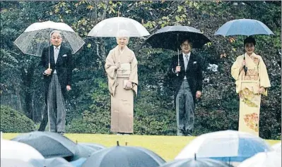  ?? EUGENE HOSHIKO / AP ?? Los emperadore­s Akihito y Michiko y los príncipes Naruhito y Masako, el pasado 11 de noviembre