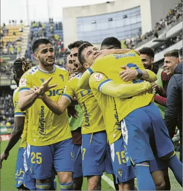  ?? FOTO: EFE ?? Juanmi celebra junto a sus compañeros uno de los dos goles que logró contra el Atlético de Madrid