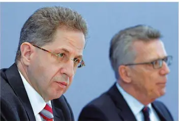  ?? FOTO: IMAGO ?? Verfassung­ssschutz-Präsident Hans-Georg Maaßen und Innenminis­ter Thomas de Maizière informiere­n über die Sicherheit­slage: Demnach sind sieben Anschläge in Deutschlan­d vereitelt worden.