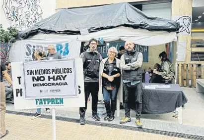  ?? A  a Buj ?? Los trabajador­es de Télam hacen guardia las 24 horas ante las sedes de Buenos Aires