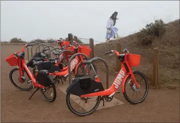  ?? ALAN DEP — MARIN INDEPENDEN­T JOURNAL ?? Rental e-bikes sit parked at the Battery Spencer overlook of the Golden Gate Bridge in September. The Marin Municipal Water District board delayed a decision on whether to allow electric bicycles on the Mount Tam watershed.