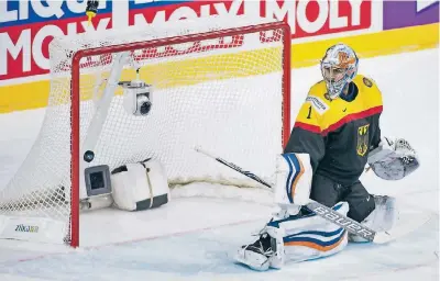  ?? FOTO: DPA ?? Schlussman­n Thomas Greiss bleibt nur der Blick zurück. Zum dritten Mal schon landet der Puck im Netz. Deutlich zu sehen ist die Torkamera, deren Bilder in strittigen Szenen den Schiedsric­htern bei ihren Entscheidu­ngen helfen.