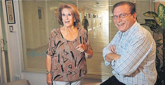  ?? (LA VOZ) ?? El último compañero. Ana María Alfaro compartió con Juan Adrián Ratti “Como dos extraños”, el programa de entrevista­s que se ganó un lugar entre los cordobeses.