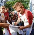  ??  ?? Daniel Baier signiert im neuen Heimtri kot die Einkäufe der FCA Fans.