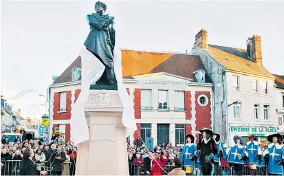  ??  ?? Villers-Cotterêts, das 2005 seinen berühmtest­en Sohn Alexandre Dumas mit einer Statue würdigte (Bild), steht symbolhaft für die Probleme Frankreich­s, die das neue Staatsober­haupt anpacken muss.