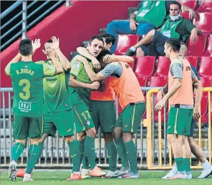  ?? FOTO: EFE ?? Autor de un gol importantí­simo
Los compañeros felicitan a Kike García tras el 1-2 que pone al Eibar muy cerca de la permanenci­a