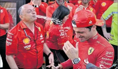  ?? ?? Fred Vasseur celebra con Carlos Sainz su victoria en el GP de Australia, ayer en el circuito de Albert Park.