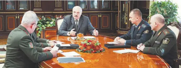  ?? ?? Александр Лукашенко отверг обвинения в адрес Беларуси в организаци­и потоков нелегально­й миграции, заявляя о действиях в этом плане международ­ной преступной группы.