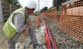  ?? FOTO BELGA ?? Infrabel stort beton op de kabels langs de spoorwegen om diefstalle­n als deze te beperken.