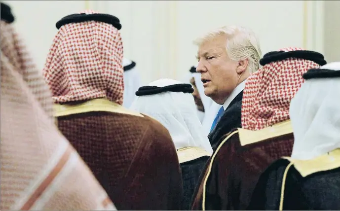  ?? JONATHAN ERNST / REUTERS ?? El president Donald Trump, rebut a la cort reial de Riad el maig del 2017