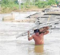  ??  ?? ►► Las inundacion­es provocaron desabastec­imiento.