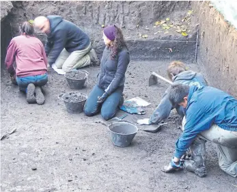  ??  ?? Arqueólogo­s y vecinos investigan entre el Parque Ribera Sur y el Autódromo