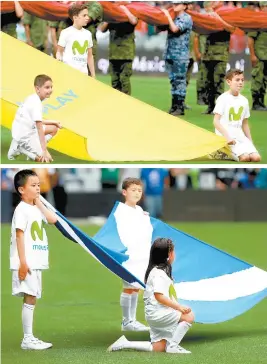  ??  ?? Emiliano y Santiago Vega García, entre los niños del protocolo