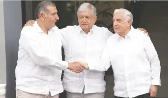  ??  ?? El presidente electo, Andrés Manuel López Obrador (centro), sostuvo una reunión con los gobernador­es saliente y entrante de Tabasco, Arturo Núñez (der.), y Adán Augusto (izq.); tras el encuentro dijo que a mediano plazo no se venderá petróleo.