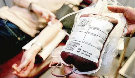  ??  ?? DONANTES. En plena pandemia, las autoridade­s están preocupada­s por el descenso en el número de voluntario­s para donar sangre