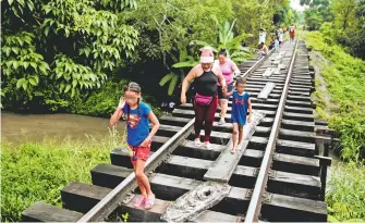  ?? DANIEL BECERRIL/REUTERS ?? La caravana
migrante está conformada por más de mil niños y embarazada­s