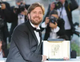  ?? FOTO AFP. ?? El sueco Ruben Östlund posó con su Palma de Oro después de la ceremonia en Cannes.