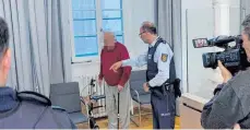  ?? FOTO: FLORIAN PEKING ?? Prozessauf­takt in Ravensburg: Einem 84-Jährigen wird zur Last gelegt, seine Frau aus Friedrichs­hafen-Berg erschossen zu haben.