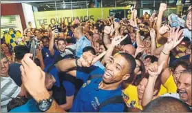  ?? FOTO: GRAN CANARIA CB ?? El Herbalife celebra el título con su afición Delirio en el aeropuerto de Las Palmas, donde cientos de aficionado­s recibieron a los campeones de la Supercopa