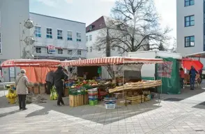  ??  ?? Der Wochenmark­t auf dem Platz im Pfersee Park darf auch in diesen außergewöh­nlichen Zeiten abgehalten werden.