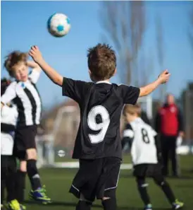  ?? ILLUSTRASJ­ONSFOTO: SCANPIX ?? LIVET: For mange barn og unge er fotball selve livet. Det er der de puster, ler og utvikler seg. Vi foreldre og besteforel­dre håper at du ser det, skriver innsender.