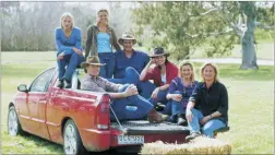  ??  ?? Die Drama-Serie „McLeods Töchter“erzählt davon, wie eine Gruppe von Frauen ganz allein eine Farm im australisc­hen Outback führen