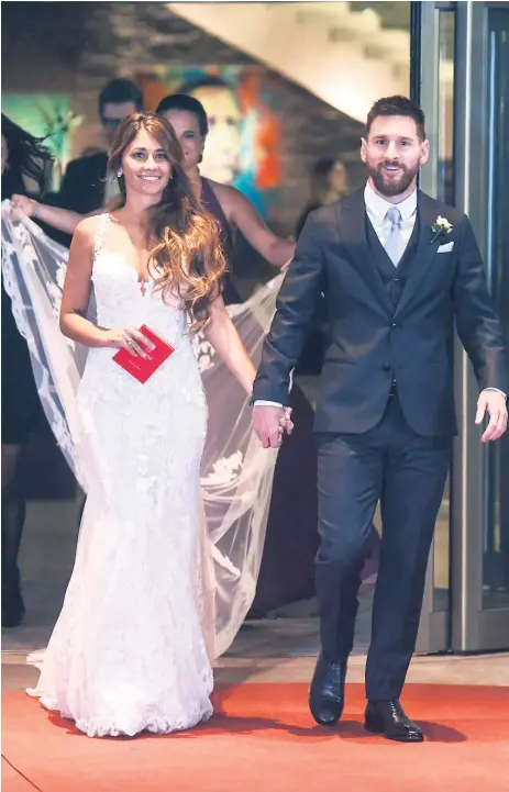  ??  ?? radiantes. Antonella y Messi luego de jurarse amor eterno recorriero­n la alfombra roja para saludar a los medios.