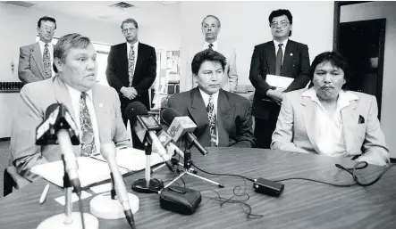  ?? QC FILE PHOTO BY BRYAN SCHLOSSER. ?? Noel Starblanke­t speaks at a news conference on Aug. 4, 1994.