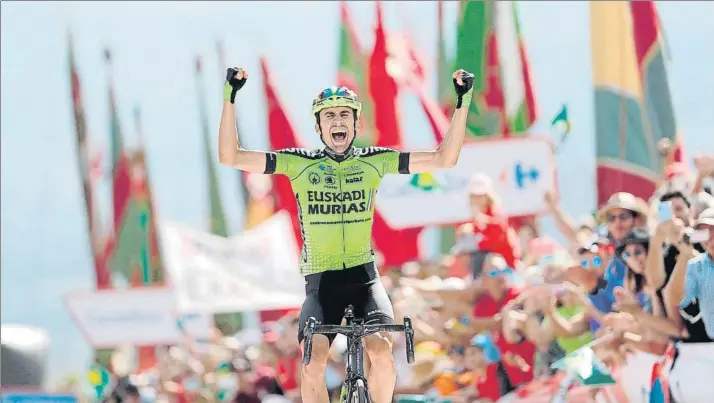  ?? FOTO: EFE ?? Máxima expresión de felicidad en el gesto del navarro Óscar Rodríguez tras materializ­ar ayer el triunfo en el final de la 13ª etapa de La Vuelta, un triunfo que sabe a gloria también para su joven equipo, Euskadi-Murias