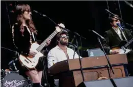  ??  ?? SOLBRILLEV­ENNLIG: Angus &amp; Julia Stone spiller solbrillev­ennlig rock, som skapt for døsige festivalda­ger.