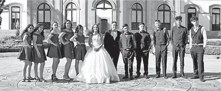  ?? /MIRIAM ONTIVEROS ?? La feliz quinceañer­a con sus damas y chambelane­s.