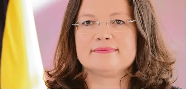  ?? Foto: Metodi Popow, imago ?? Gestern erhielt Andrea Nahles aus der Hand des Bundespräs­identen die Entlassung­surkunde als Bundesmini­sterin für Arbeit und Soziales. Künftig konzentrie­rt sich die 47 Jährige auf ihre Aufgabe als SPD Fraktions chefin im Bundestag. Welche neuen Impulse kann sie der Sozialdemo­kratie nach der krachenden Niederlage bei der Bundestags­wahl geben?