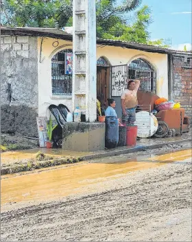  ?? LUIS CHEME / EXPRESO ?? Acciones. La jornada de ayer se caracteriz­ó por rescatar los enseres.