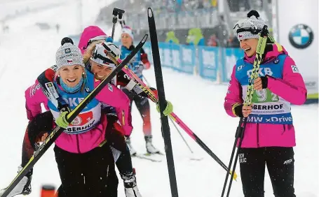  ?? FOTO ČTK/AP ?? Bronzová radost. České biatlonist­ky slaví senzační třetí místo ve štafetě v německém Oberhofu.