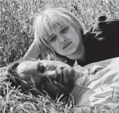  ?? FOTO: FILMIKAMAR­I ?? Tomasz Kot och Joanna Kulig i en omöjlig kärlekshis­toria som utspelar sig under kalla krigets femtiotal.