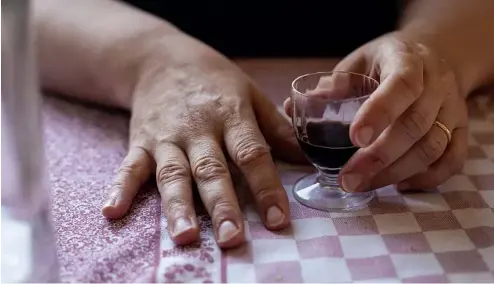  ?? ?? Valentina's hands on her kitchen table.