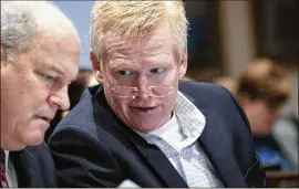  ?? ANDREW J. WHITAKER/VIA AP ?? Alex Murdaugh (right) leans over Friday to talk with Jim Griffin, a defense attorney in his double murder trial, in Walterboro, S.C. Prosecutor­s so far have presented no direct evidence of Murdaugh’s guilt in the 2021 fatal shootings of his wife and son.