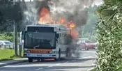  ??  ?? In fiamme Il bus avvolto dalle fiamme ieri a Mestre