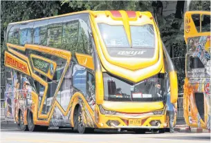  ?? APICHART JINAKUL ?? Idle buses are awaiting the return of internatio­nal tour groups, especially Chinese.