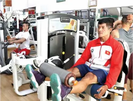  ?? VNS Photo Việt Dũng ?? LEG DAY: Việt Nam’s national bodybuildi­ng team trains for SEA Games 31 that will be held in Hà Nội in May.