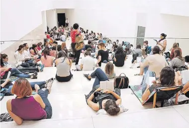  ?? DISCONNECT ARGENTINA ?? Conectivid­ad cero. Las “Silent Reading Parties” abrazan los libros y dejan de lado los celulares.