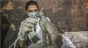  ??  ?? Une mission archéologi­que a découvert des statues et des momies de chats.