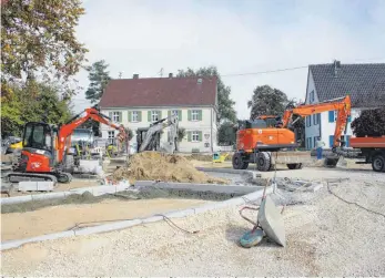  ?? FOTO: ARNO MÖHL ?? Sechs Bagger warten darauf loslegen zu können. Die strengen Vorgaben der Geldgeber versteht im Ort keiner so richtig.