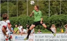  ?? Foto: Hochgemuth ?? Stefan Winterhalt­er vom FC Stätzling im Flug. Sein Team unterlag im Test gegen Af fing im Testspiel.