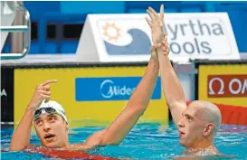  ??  ?? Chad le Clos (i) le levanta el brazo a Laszlo Cseh