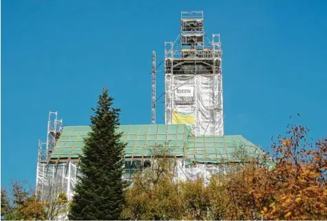  ?? Fotos: Sammlung Kraus ?? Kunst am Bau? Die Pfarrkirch­e St. Stephan in Wollbach ist derzeit verhüllt.