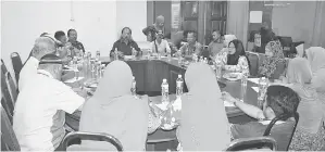  ??  ?? ZAKARIA (tengah) semasa perjumpaan bersama ketua-ketua cawangan Umno dari PDM DUN Gum-Gum.