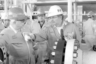  ?? /CORTESÍA PEMEX ?? El director general de Pemex, Octavio Romero, en una visita a instalacio­nes de la Región Marina Suroeste ubicadas en el litoral de Tabasco